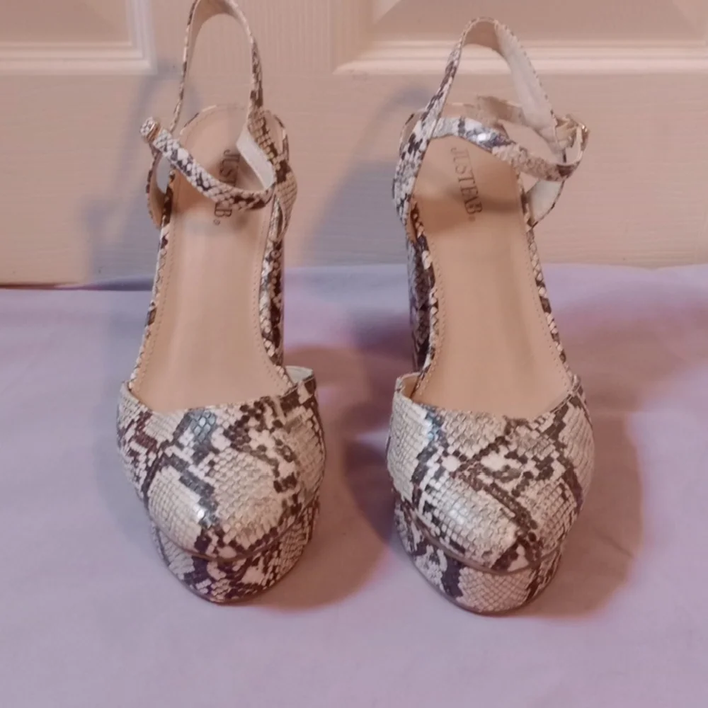 JustFab Showoff,Gray Platform Shoes with Ankle Strap and Rounded Toe, Size 10